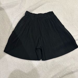 BLACK PLEATED SHORTS